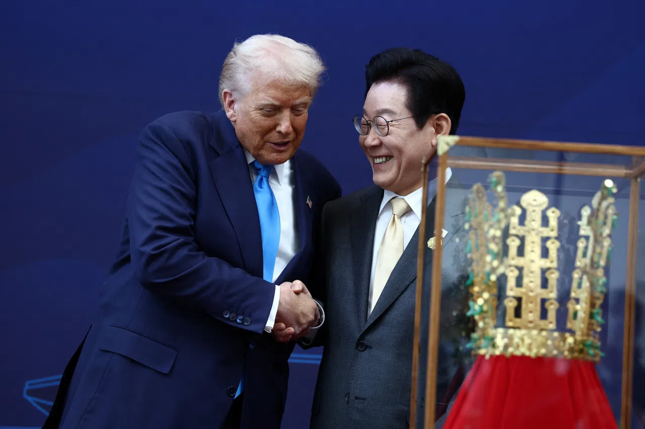 李在明（右）给到访的特朗普（左）送上了一副王冠。