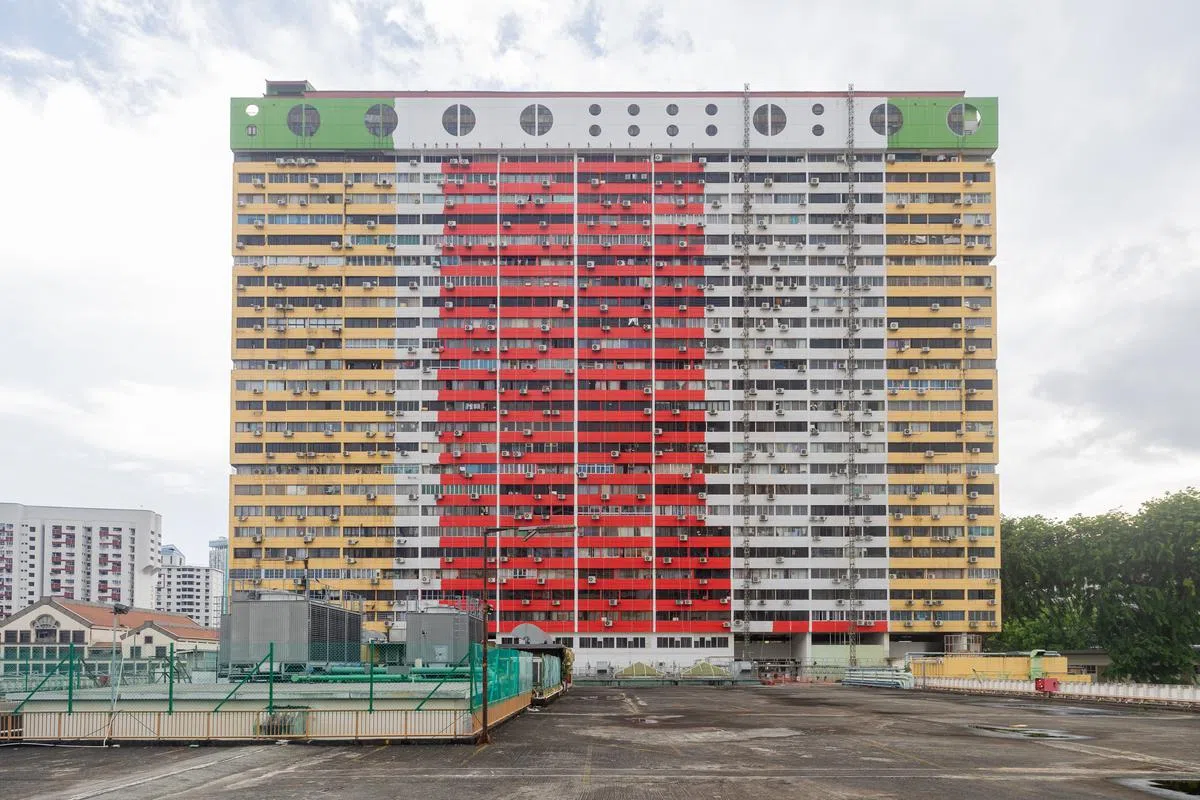 5月15日珍珠坊的外墙开始出现红色。（联合早报）