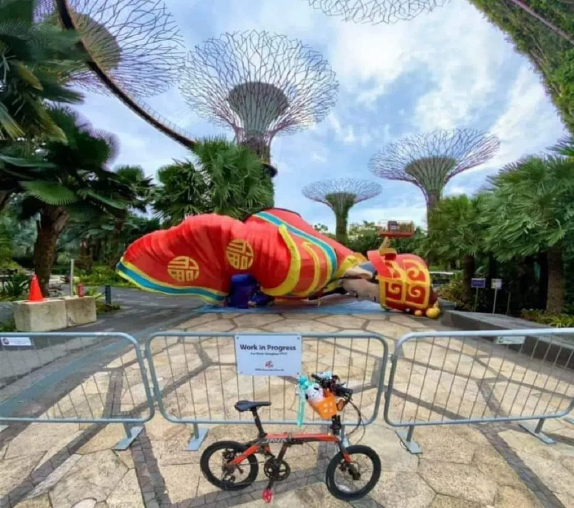 滨海湾公园的财神也“累了”。（蚁粉提供）