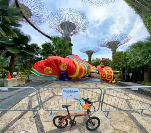 滨海湾公园的财神也“累了”。（蚁粉提供）