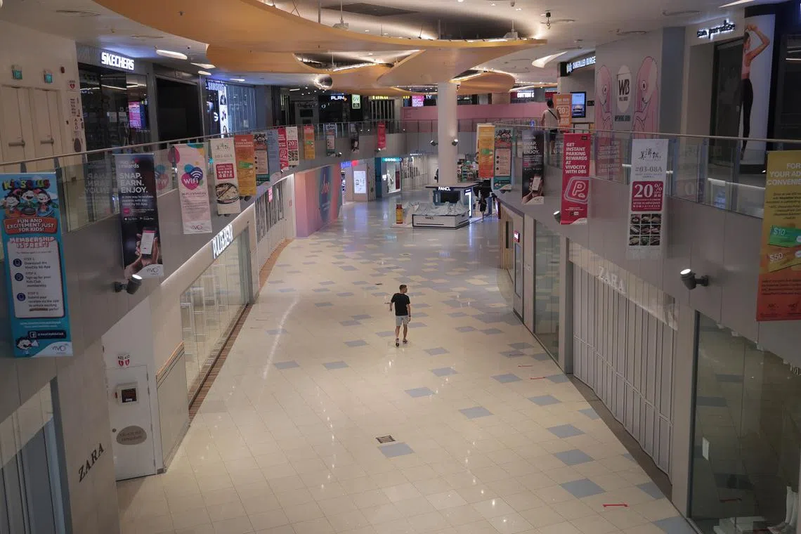 阻断措施导致许多业者不能开店。（海峡时报）