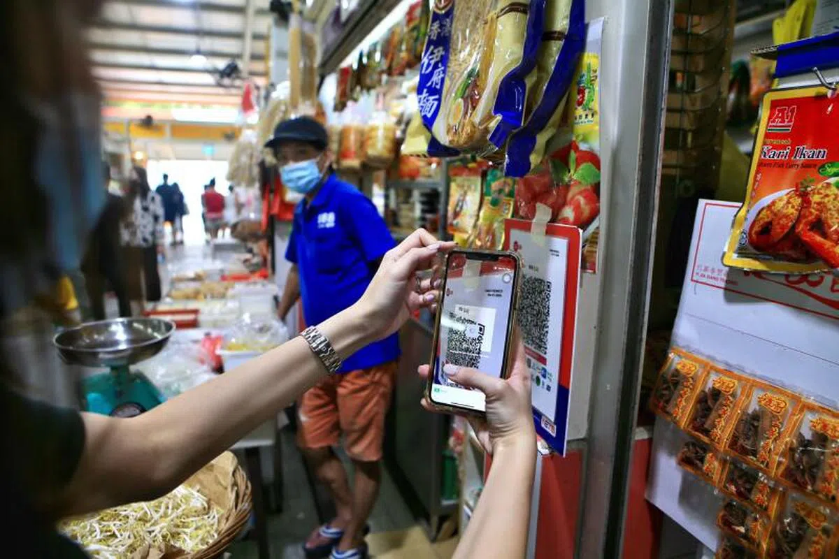  目前全岛有5400名小贩开通SGQR电子付费选项，而在鼓励小贩采用电子付费的奖励计划推出后，已有超过2000名小贩获得300元奖励金。（联合早报） 