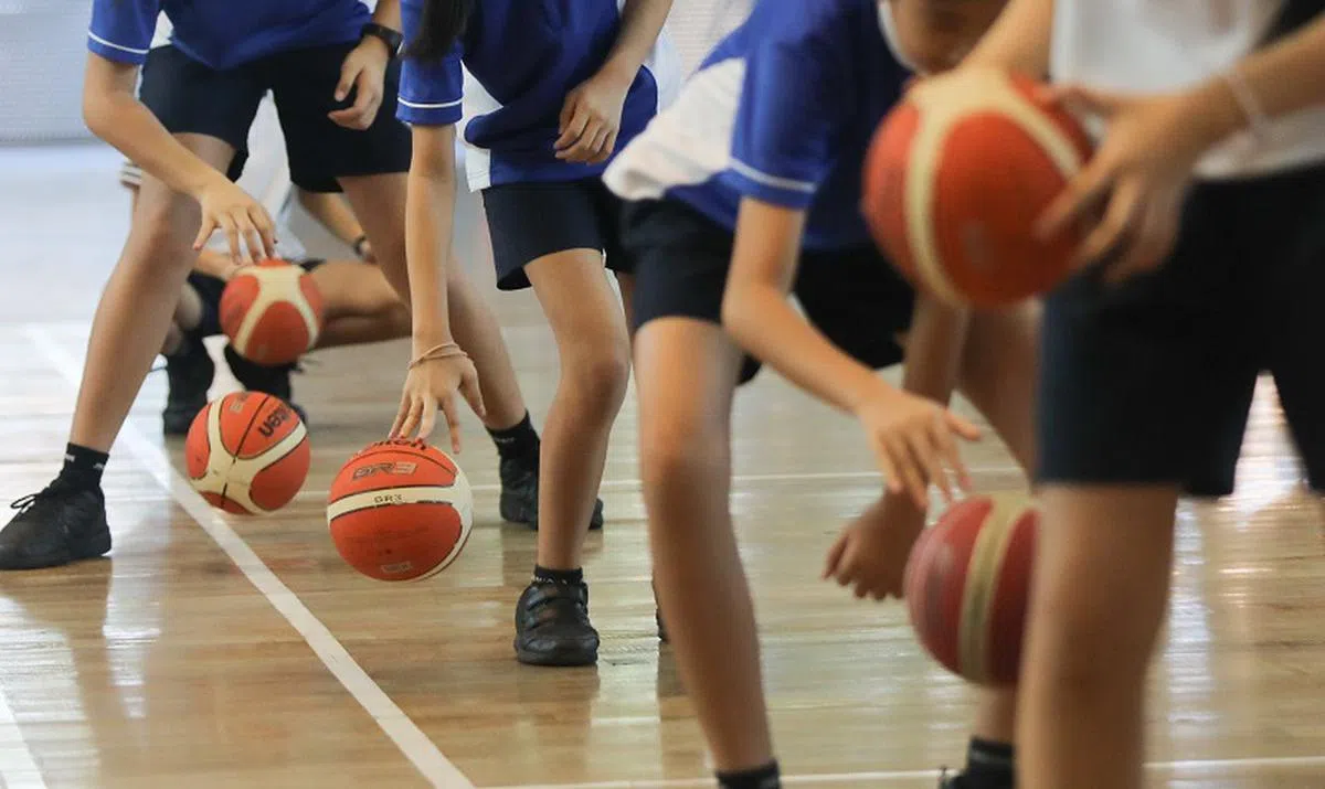 一些学校会告知学生，若上完体育课后如果仍感觉很热，可以不穿上连身校裙。（海峡时报示意图）