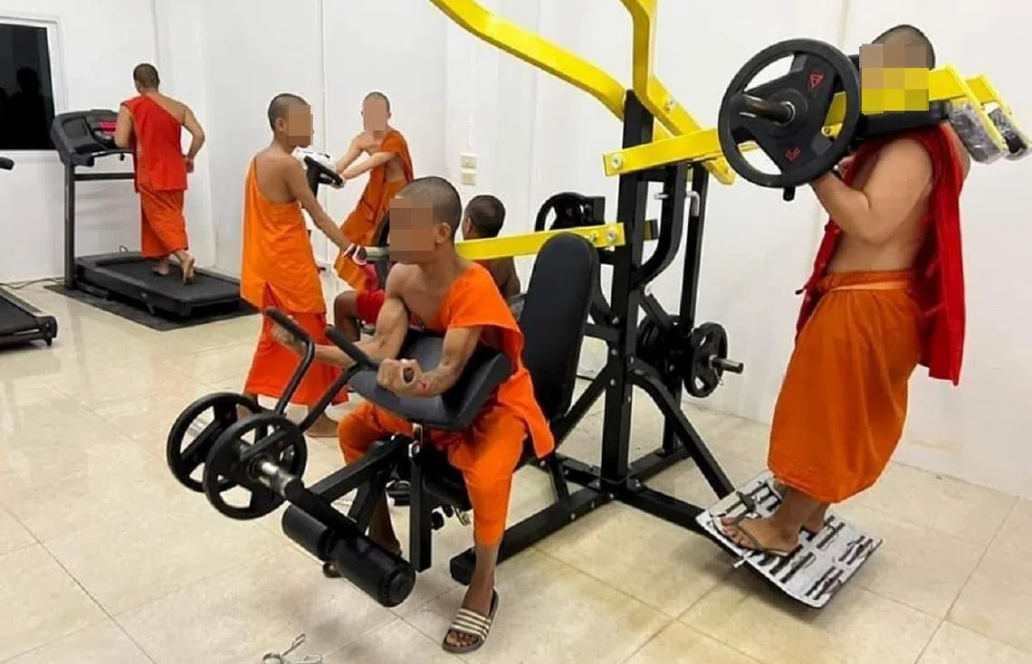 清莱一间寺庙的和尚在健身房里“练肌”，照片流出后引起热议。（取自面簿）