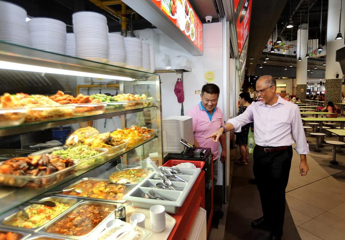 环境及水源部长马善高昨天到淡滨尼天地小贩中心用早餐，并与小贩交流了解营业情况。（联合早报）