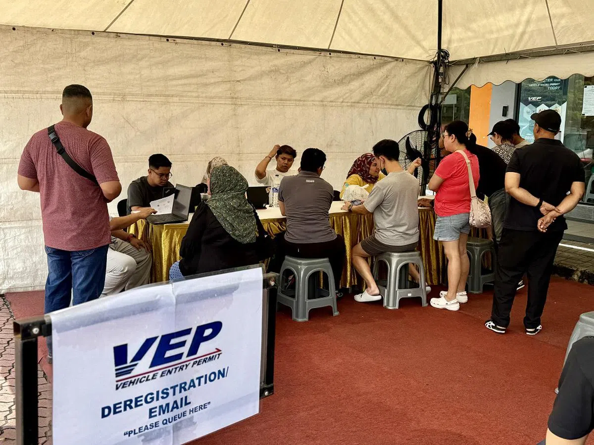 仍有不少民众到位于新山的VEP服务中心求援。（联合早报）