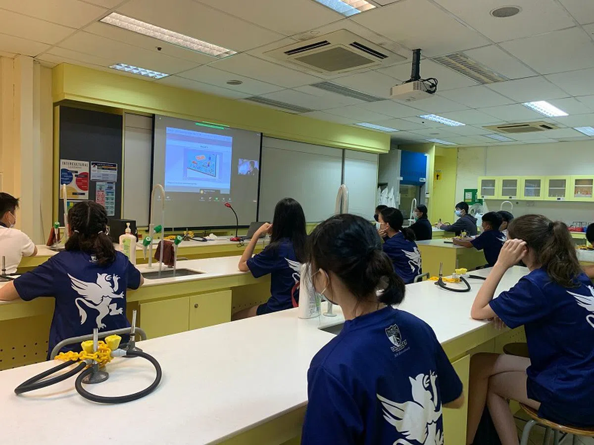 大部分韩国学生具有明晰的民族认同，因此需要花更长时间才能融入本地学习环境。图为英华国际学校学生的上课情景。（取自英华国际学校面簿）
