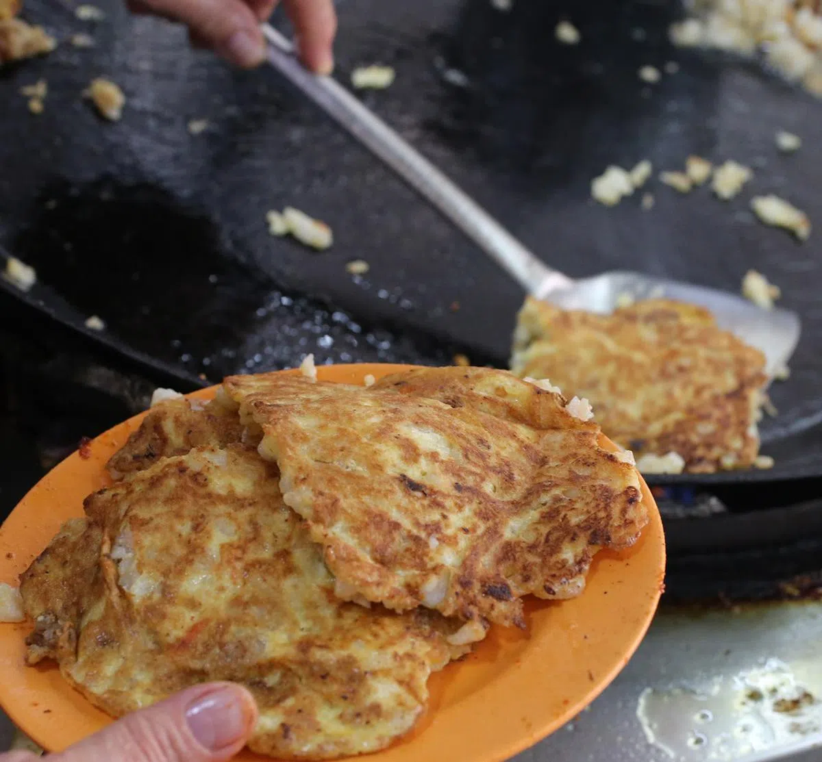 位于大巴窑1巷熟食中心的青山菜头粿，入选今年的《新加坡必比登》推介名单。（联合早报）