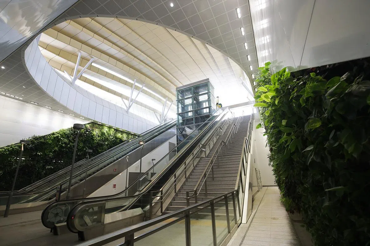 新加坡地铁汤申—东海岸线滨海湾花园站其中一个通往出入口的电动扶梯、电梯和楼梯。（联合早报）