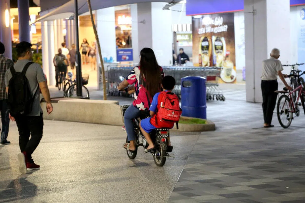  许多妈妈都苦恼日后如何送孩子上下学。（海峡时报） 