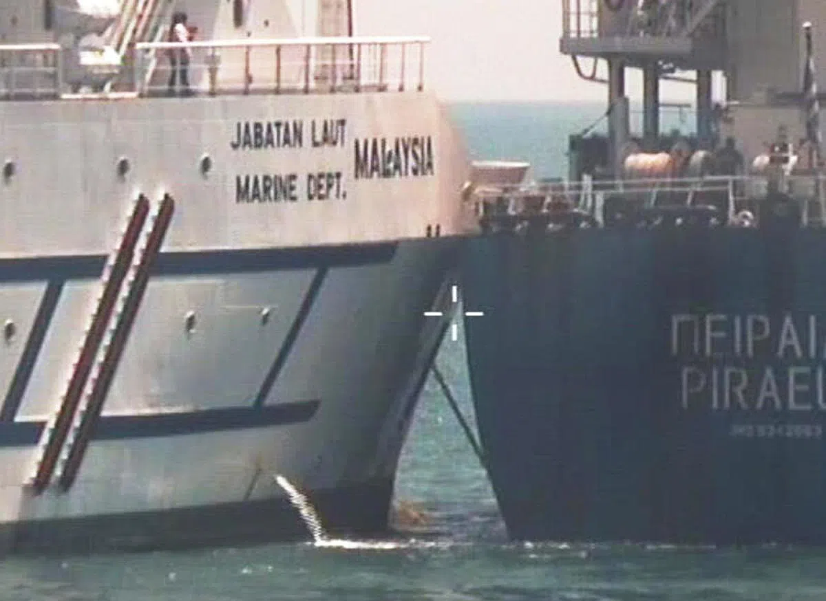  马来西亚浮标船Polaris和希腊注册商船Piraeus在我国海域相撞。（新加坡警察部队提供） 