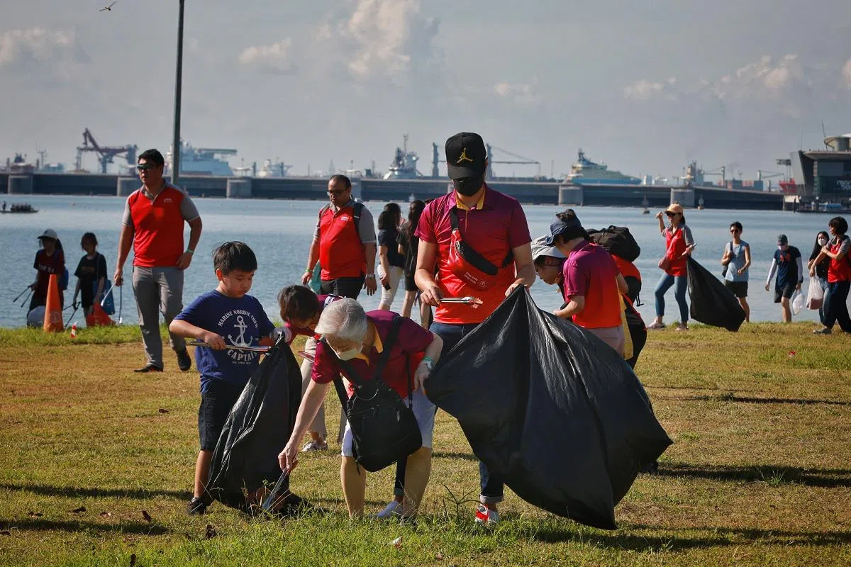 新加坡公共卫生理事会今年5月举办的“新加坡清洁日”活动，前所未有地吸引到4383名义工参与。（海峡时报）