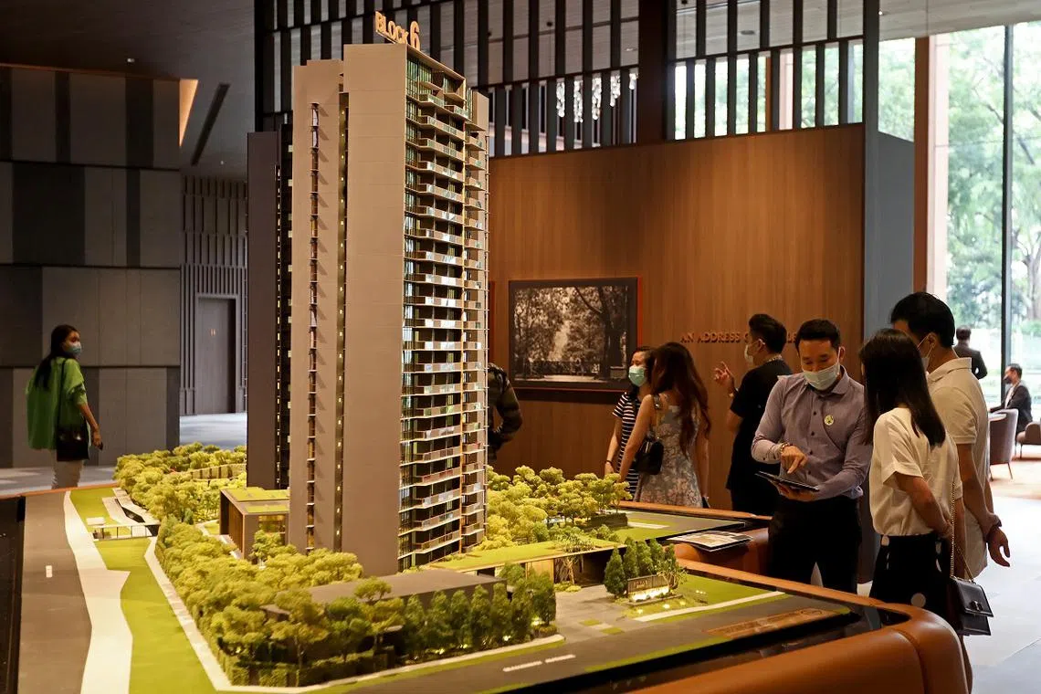 富裕社会的诱惑多，房子要住公寓；车子要开欧陆的。很多从前被视为是奢侈品的东西，变成了“必需品”。（海峡时报）