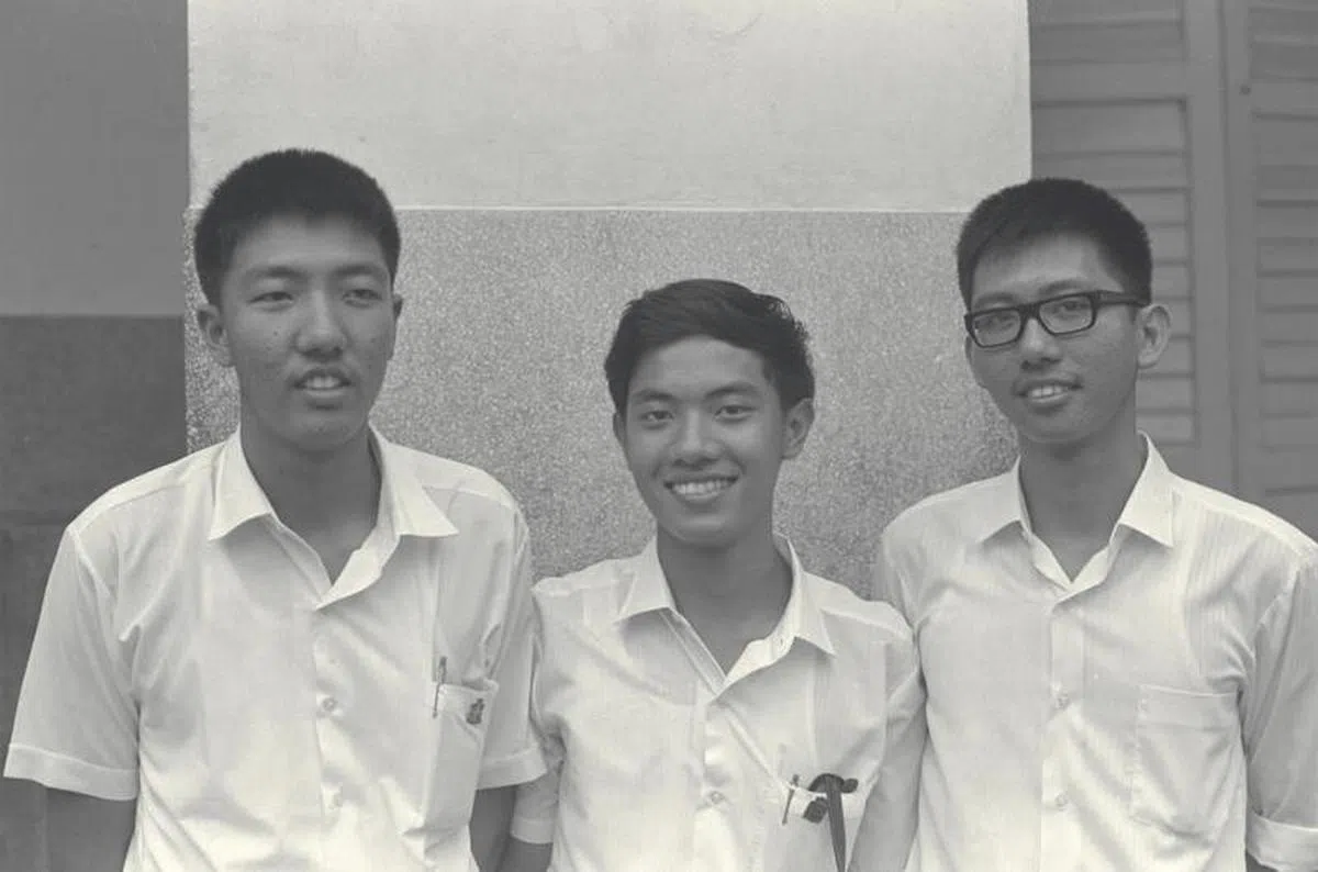  就读于圣约瑟书院的张志贤（左）、杨荣文（中）和陈成安（右）在1973年获颁总统奖学金。（海峡时报） 