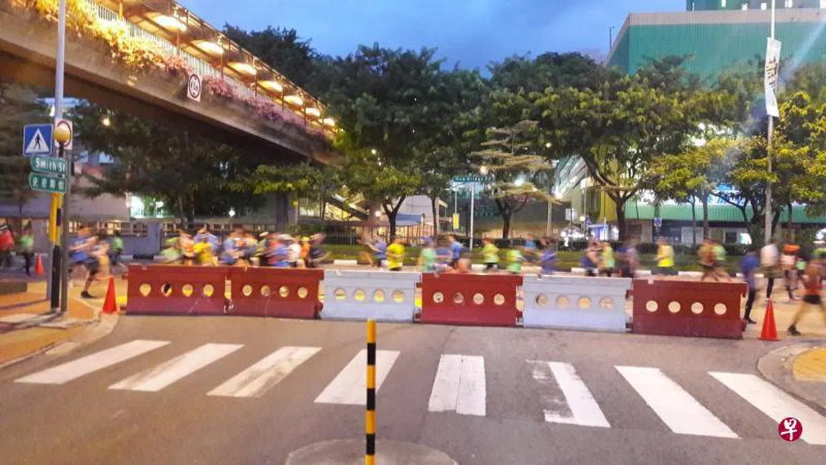  为配合渣打银行新加坡马拉松赛，史密斯街昨天关闭七小时。（联合早报） 