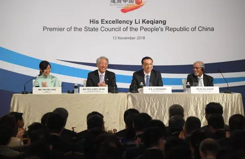 左起：通商中国总裁陈佩玲、新加坡副总理张志贤、中国总理李克强和新加坡尤索夫伊萨东南亚研究院（ISEAS）董事会成员拉惹南（M Rajaram)。（通商中国、ISEAS）
