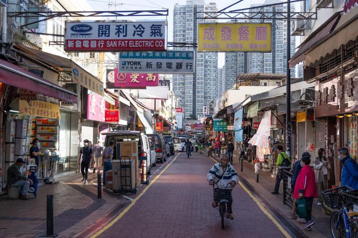 香港坚守清零政策，是全球目前实行最严格防疫隔离措施的地区之一。（法新社）