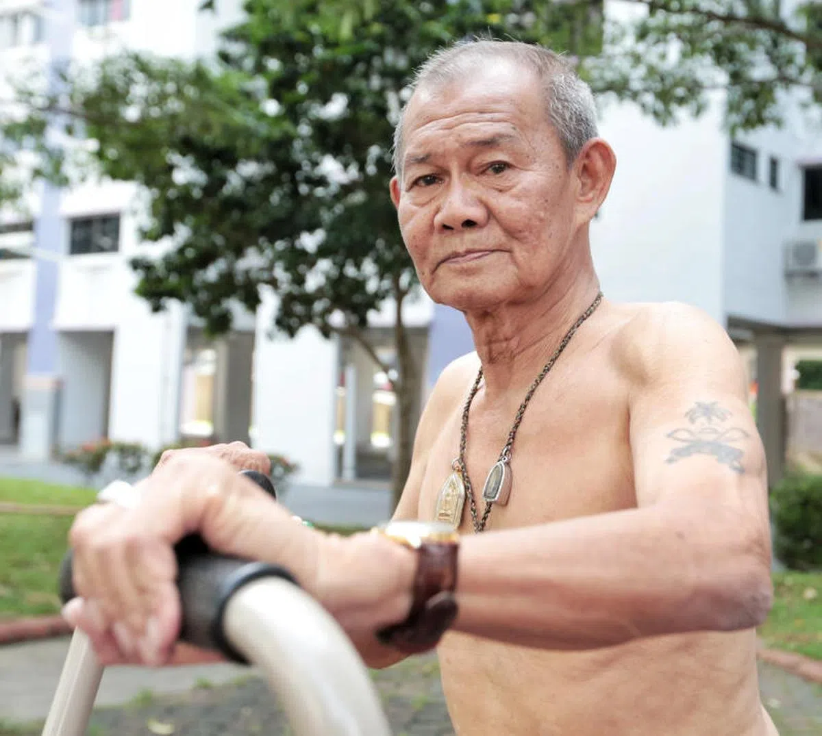  76岁的莫荣生年轻时曾经是一名军人。他说，他关注国内政治新闻，等同于“看着新加坡成长”，随着新马问题闹得沸沸扬扬，如有需要，他要为国家尽一份力。（新明日报） 