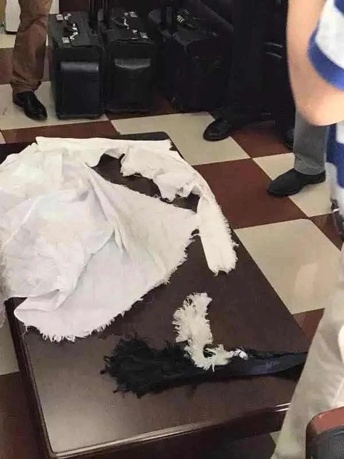  徐瑞辰被撕烂的衣服。（互联网） 