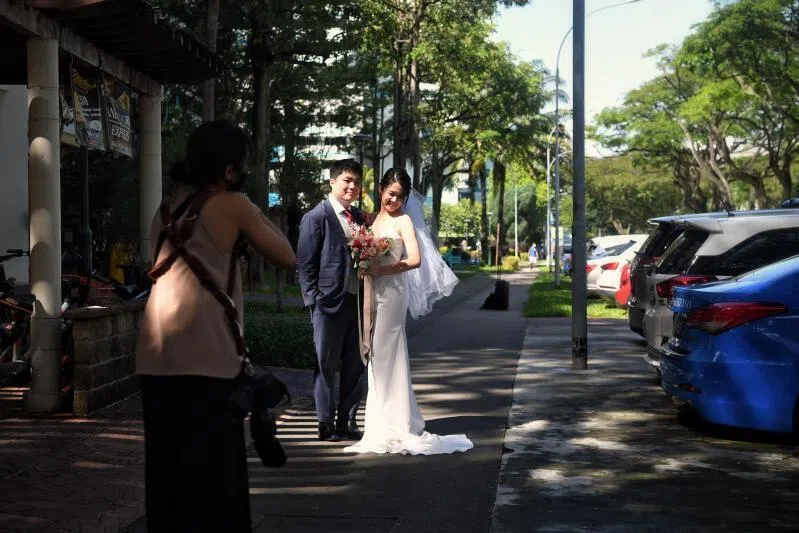 婚纱照摄影师。