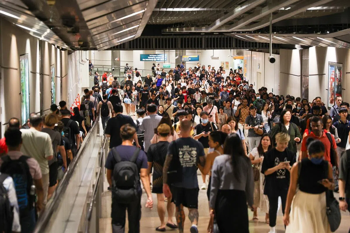 实龙岗地铁站地下走道8月12日傍晚的人潮。（联合早报）