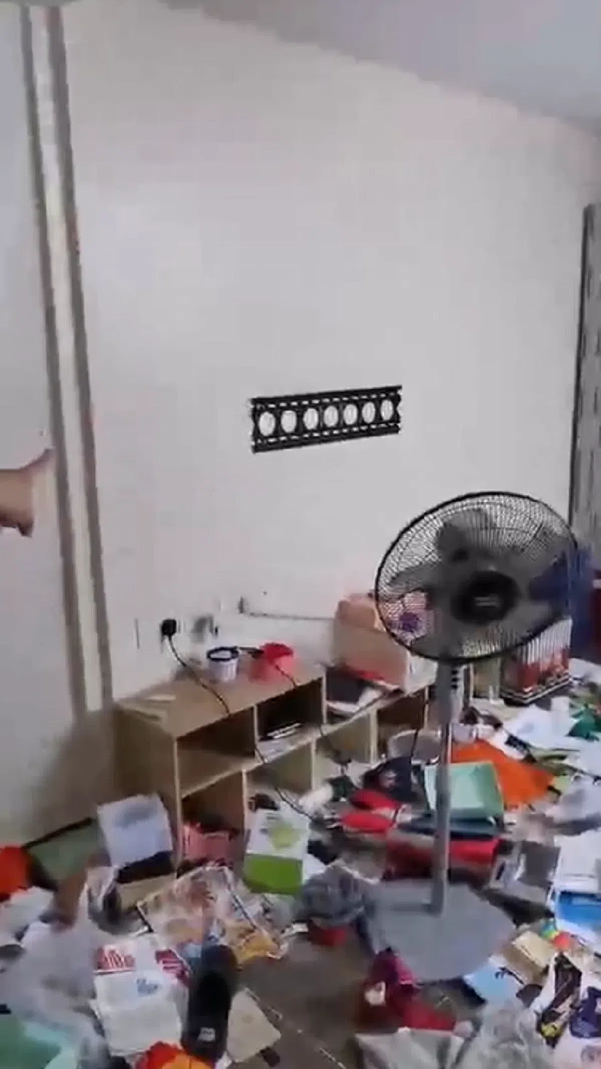  电视机也被搬走。（Eva Tan 陈秋江面簿直播视频截图） 