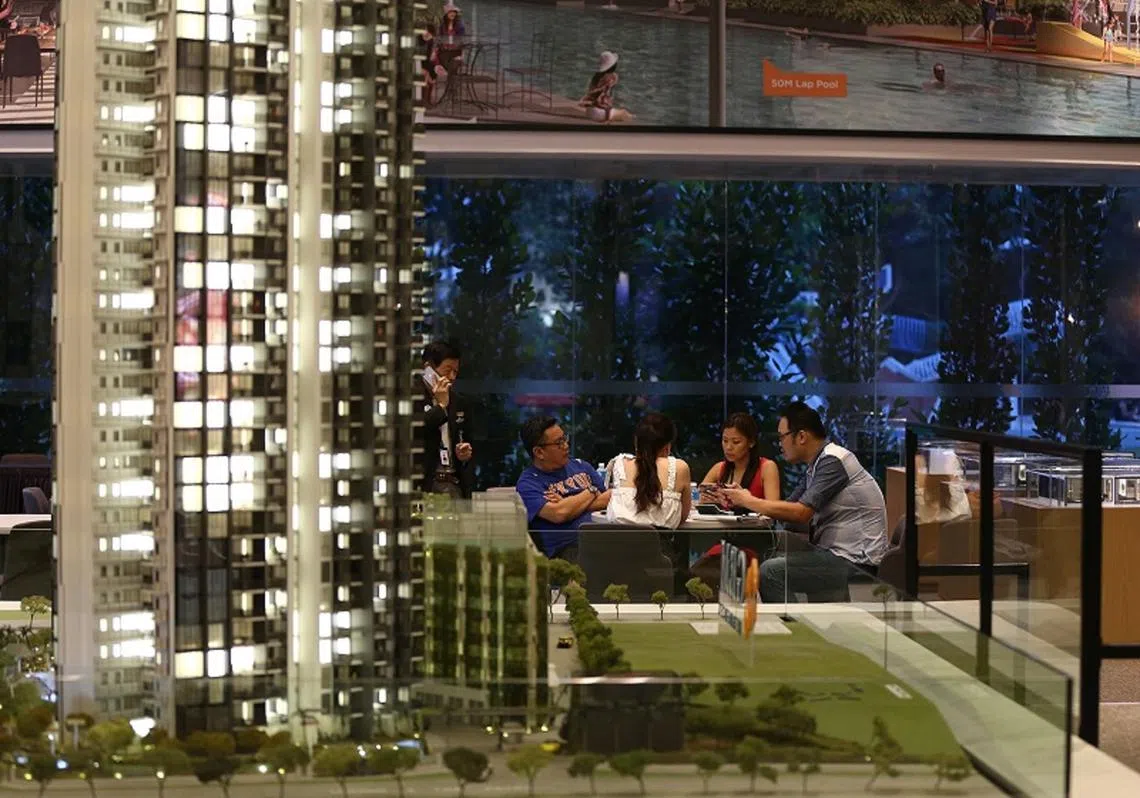 有意购买私宅者，在19日财政预算案公布后，得知印花税即将调高一个百分点，当晚就纷纷去看房。（海峡时报）