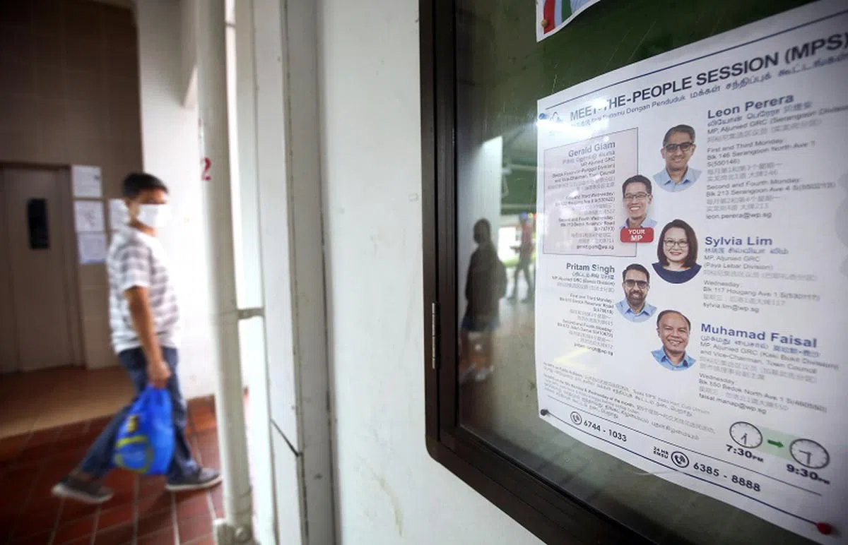 选区内布告栏上关于工人党领导的介绍。（联合早报）