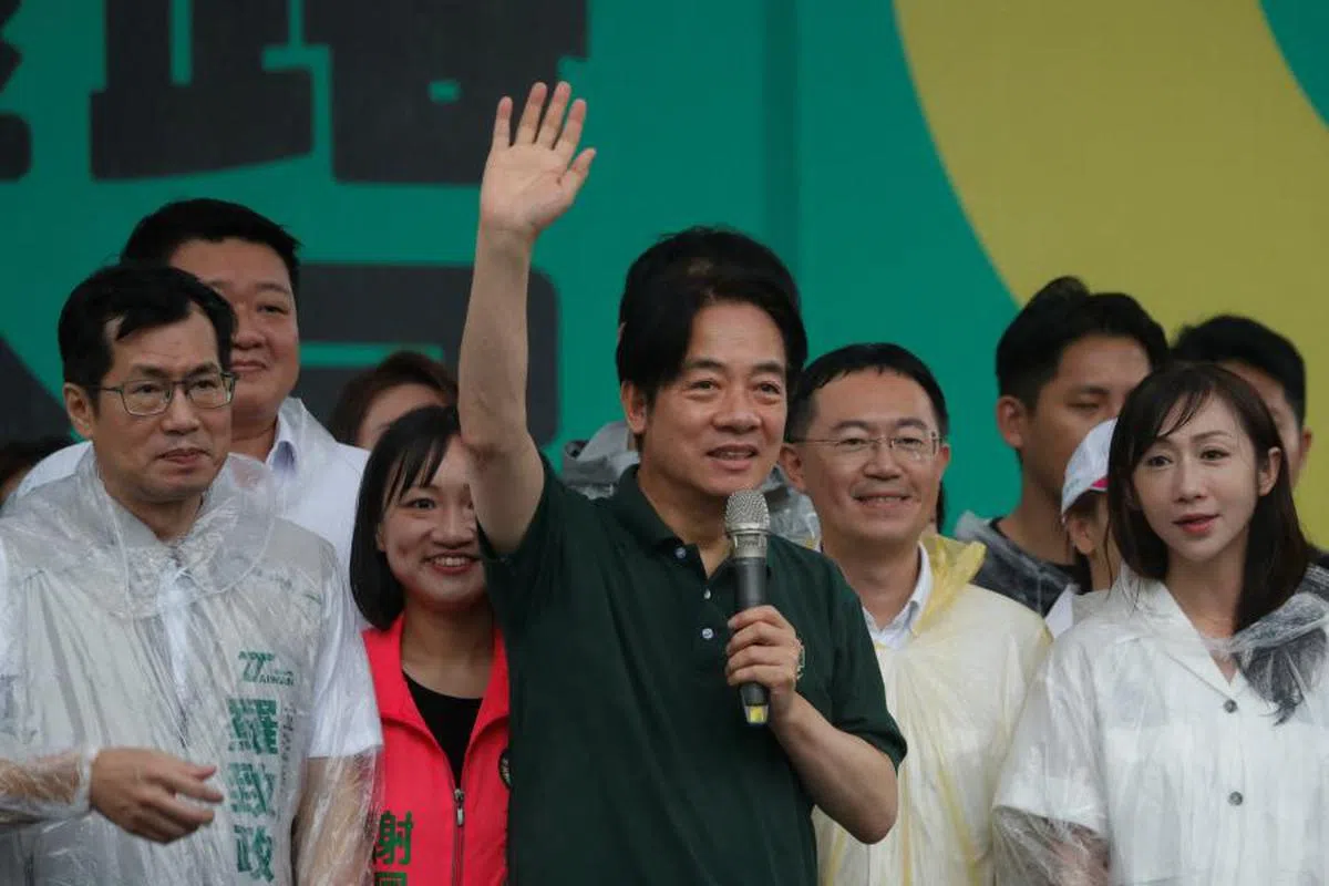 赖清德（中）在台湾总统大选民调中保持领先。（路透社）