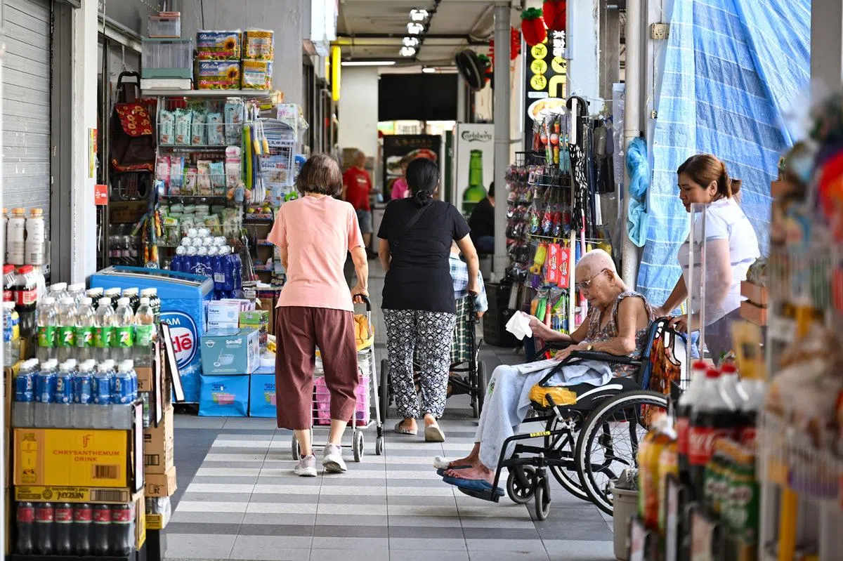 新加坡组屋区内的年长者。（海峡时报）