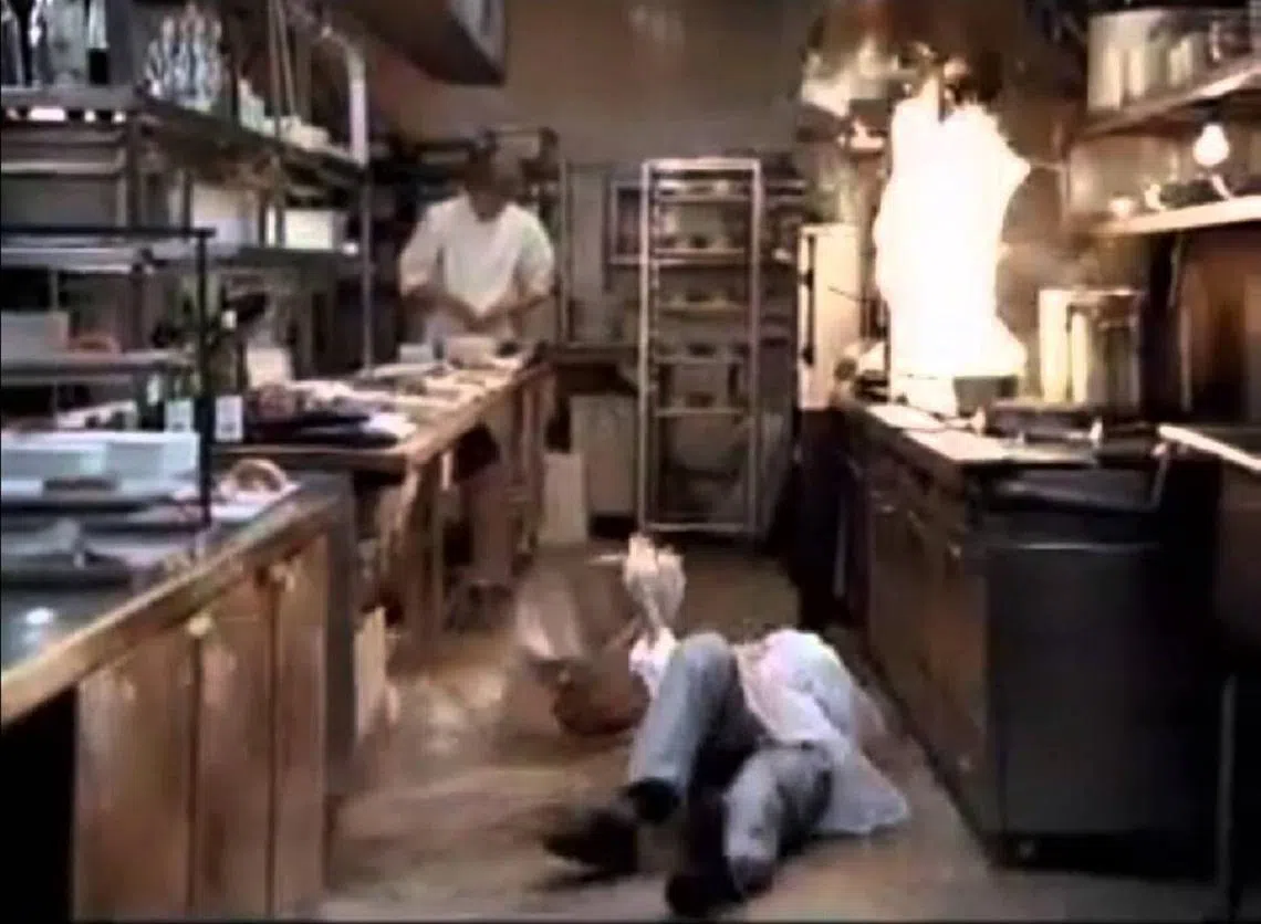 最容易在工作时滑倒、绊倒和跌倒的“高危人群”，就是在酒店和餐饮业厨房内工作的员工。（互联网）