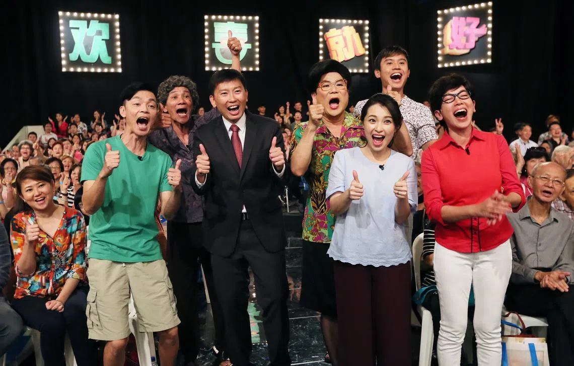 卫生部兼通讯及新闻部高级政务部长徐芳达（左三）与方言综艺节目《欢喜就好》主要演员一起为节目“点赞”。（联合早报）