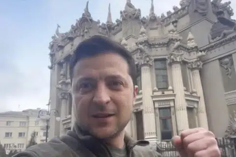 西方情报部门称，泽连斯基的名字是俄国军队刺杀名单上的第一位，他的家人则排在名单的第二位。泽连斯基2月26日在总统府外克米拉米屋（House of Chimeras）前的一段自拍视频，可以证实他人还在基辅，会死守乌克兰。（取自泽连斯基视频）