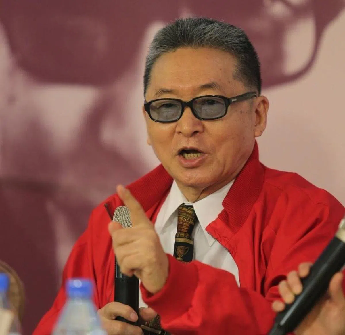 李敖和他的招牌式红色夹克。他在2018年3月驾鹤西归。（互联网）