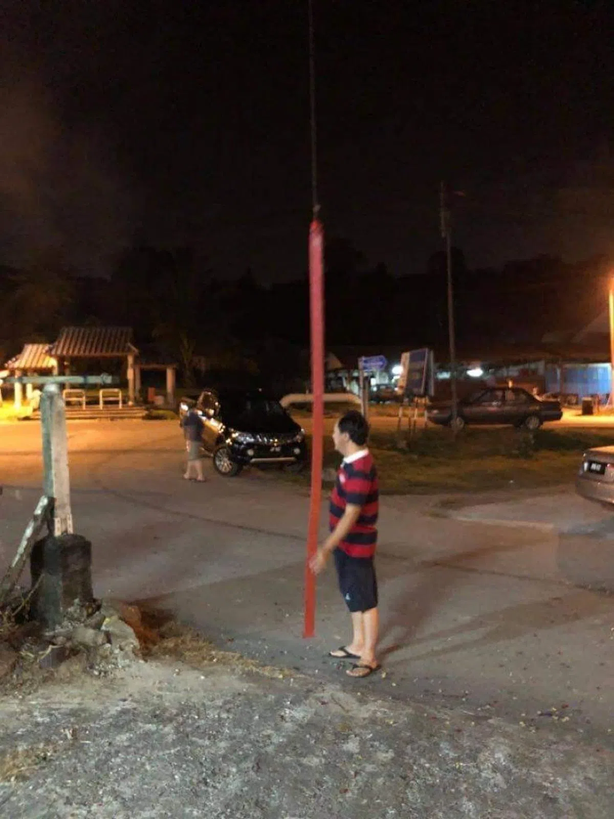  燃放鞭炮。（作者提供） 