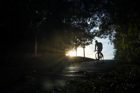 乌鲁三巴旺公园连道的日出。