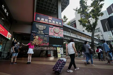 卫生部向受影响的个人和家属道歉，指出由于这几个星期确诊病例和密切接触者激增，才导致接获隔离令的民众被送往政府隔离设施的时间延长。（联合早报）