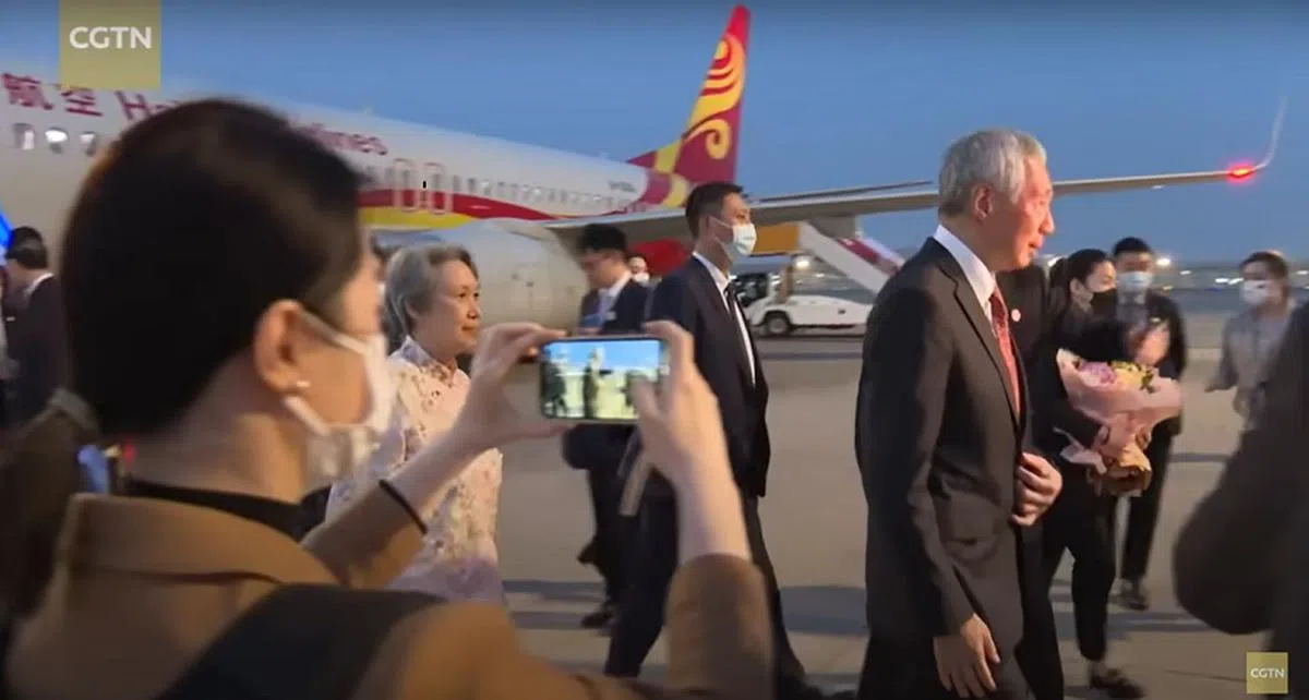 李显龙总理伉俪抵达北京国际机场。（CGTN视频截图）