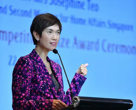 人力部长杨莉明昨晚为两个关于“调高退休年龄”的误区进行辟谣。（海峡时报）