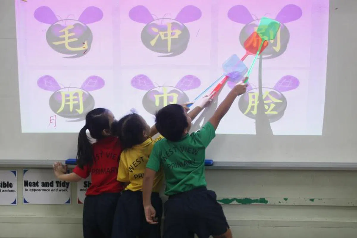  现今的小学华文课已走向多让学生通过互动式活动吸取知识，及使用资讯科技资源加以强化学习。维新小学的华文老师在华文课上让学生玩“拍一拍”游戏。白板前大荧幕上投影了几个框在苍蝇图案内的课文生字，老师念出生字，学生便争先拍打相应字样的“苍蝇”，从而巩固认字能力。（联合早报） 