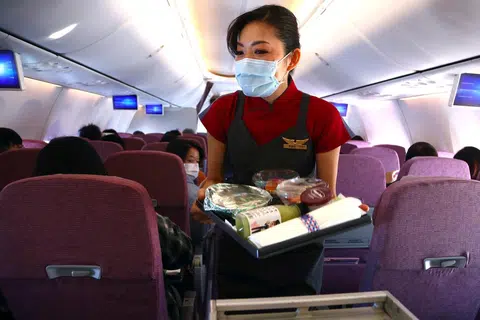 我国将从18日起单方面解除台湾旅客的入境限制。图为台湾华航空服员在一趟“无目的地”航班中执勤。（路透社）