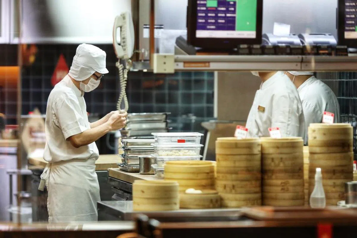 在餐饮业，无论内场或外场人员几乎都不太可能获得短暂坐下休息的机会。（联合早报）
