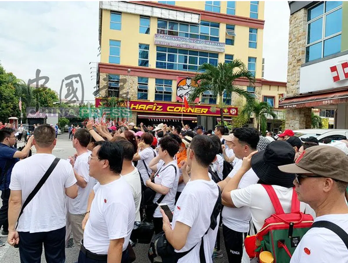  中国民众围堵在该公司办公楼外讨说法。（中国报） 