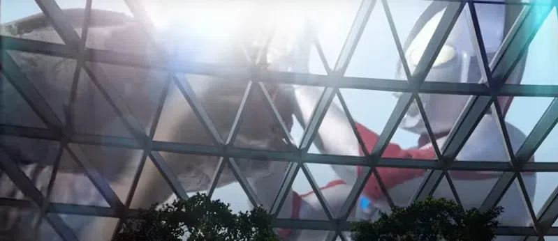 咸蛋超人与怪兽在星耀樟宜附近搏斗。（视频截图）