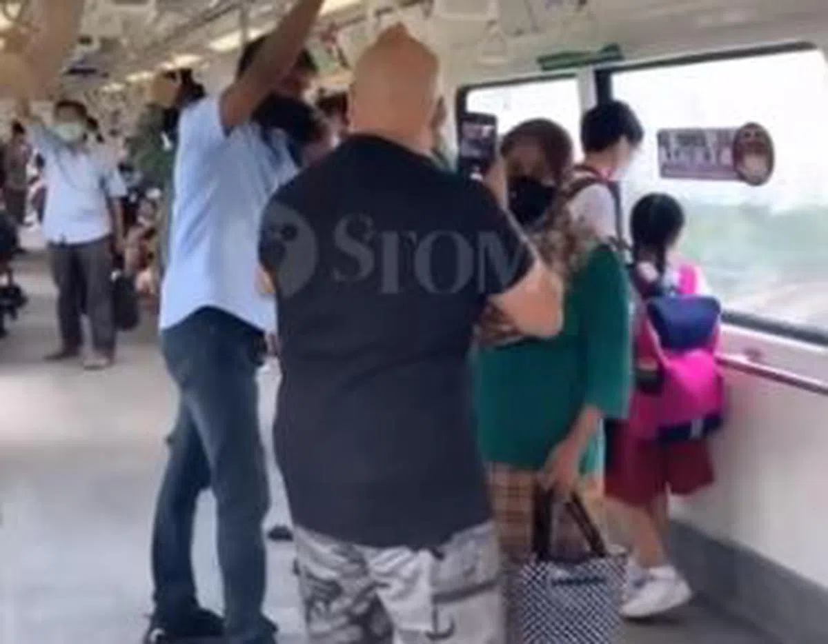  大人做了最坏的示范，连小孩都不忍直视转身回避。（Stomp） 