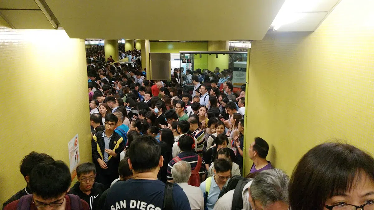 观塘线从月台到楼梯统统水泄不通 （Facebook：十年） 