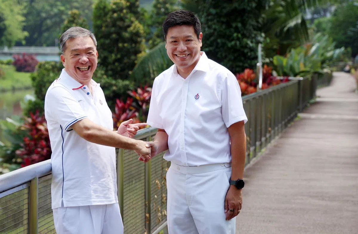 司徒宇斌（左）交棒杨陞才（右）。司徒宇斌过去曾在波东巴西区屡败屡战，最终“修成正果”，杨陞才则在上届大选的阿裕尼集选区败阵。（联合早报）