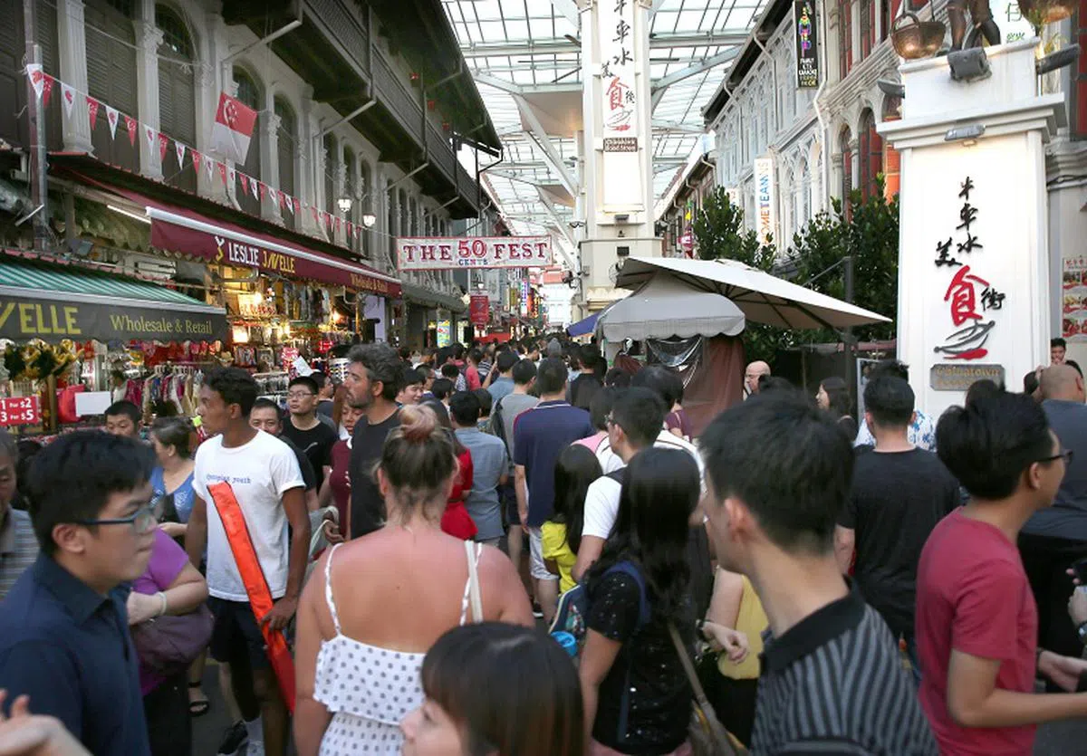  牛车水美食街上周末举行的“五毛钱美食荟萃”（The 50 Cents Fest）吸引了大量游客与本地居民。（联合早报） 
