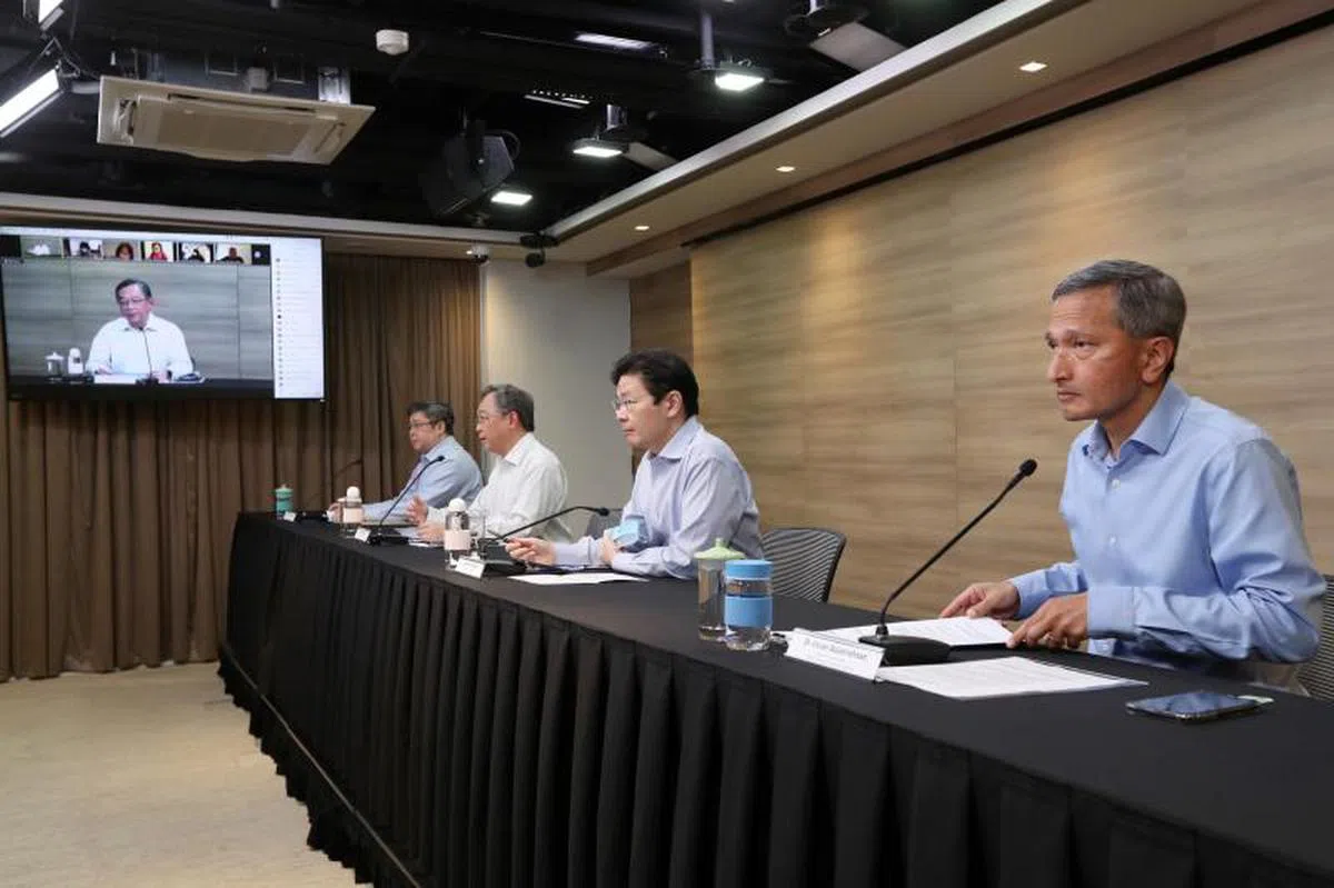  维文医生（右一）在去年7月的一场记者会中曾再三保证“合力追踪”的用途只有一个：防疫。（通讯及新闻部） 