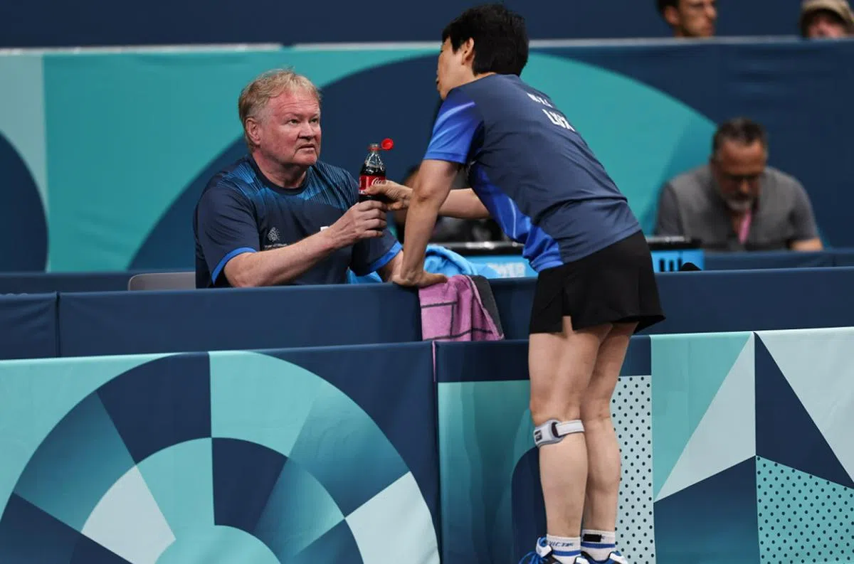 丹尼尔森教练，给选手喝可乐是对的吗？不能因为她是你妻子就这样纵容哦！（路透社）